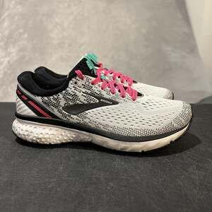Brooks Ghost 11 Running Shoes Womens 7 B Gray Pink Cushioned Sneakers